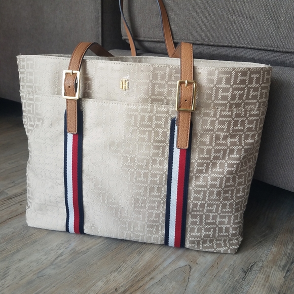 Tommy Hilfiger Handbags - TOMMY HILFIGER Bucket Tote Book Bag Classic